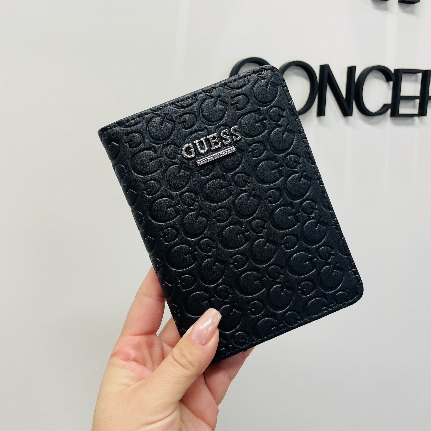 PORTA PASAPORTE GUESS BLACK