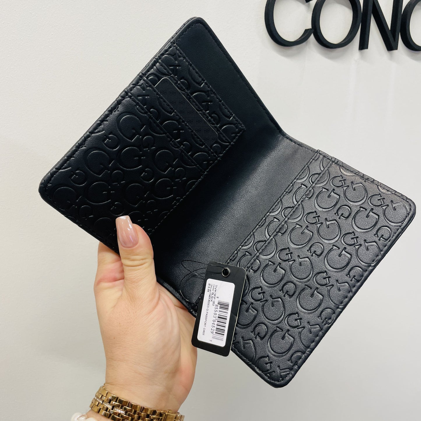 PORTA PASAPORTE GUESS BLACK
