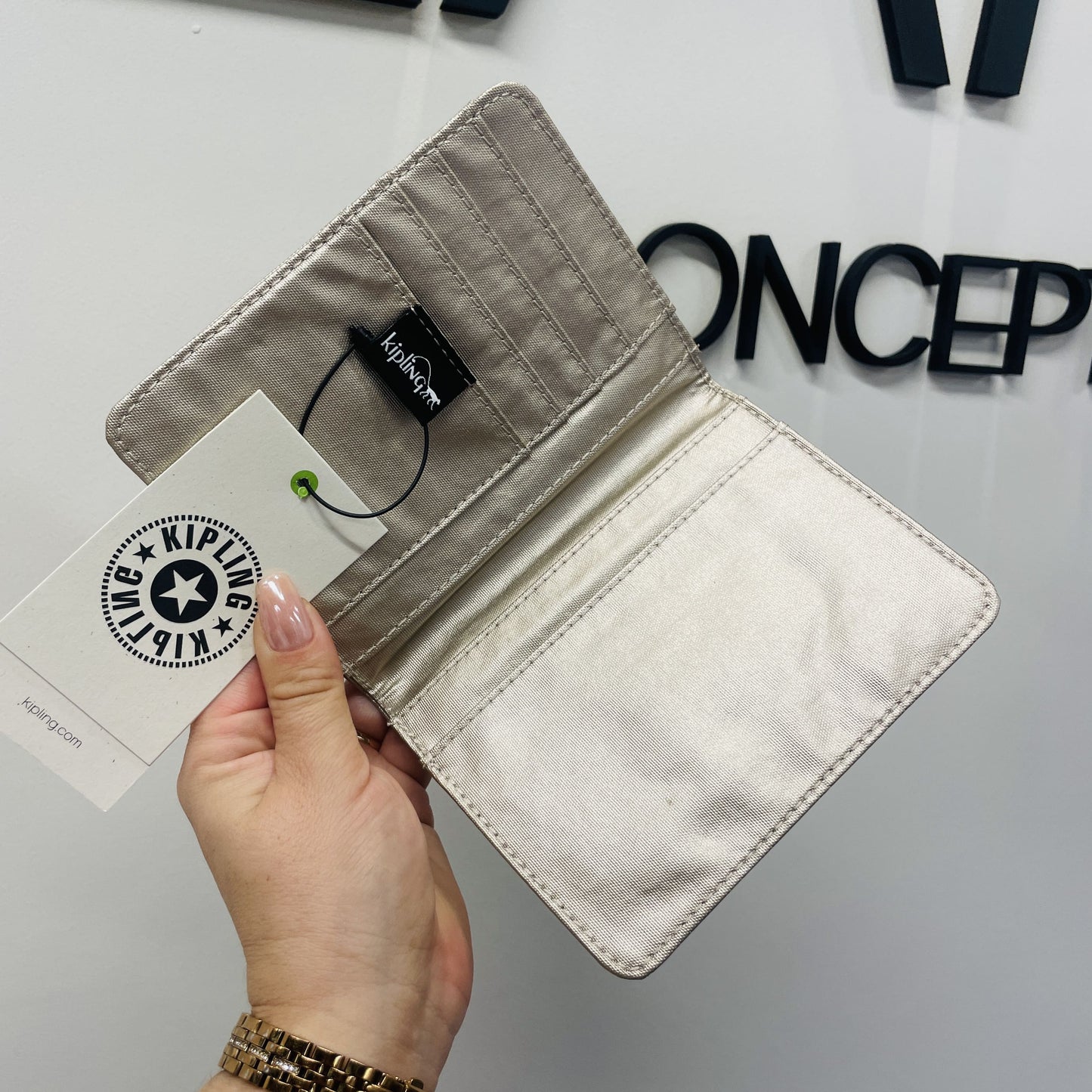 PORTA PASAPORTE KIPLING STARRY GOLD