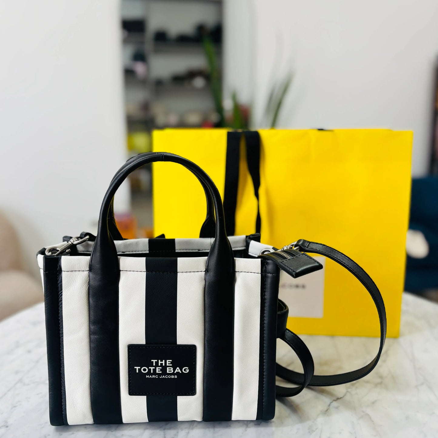 TOTE MARC JACOBS THE STRIPED CUERO BLACK AND WHITE
