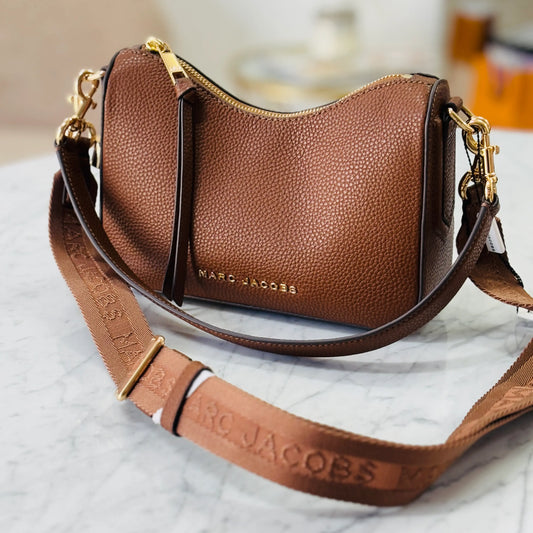 CROSSBODY MARC JACOBS DOBLE ASA LOGO COLOR CAMEL