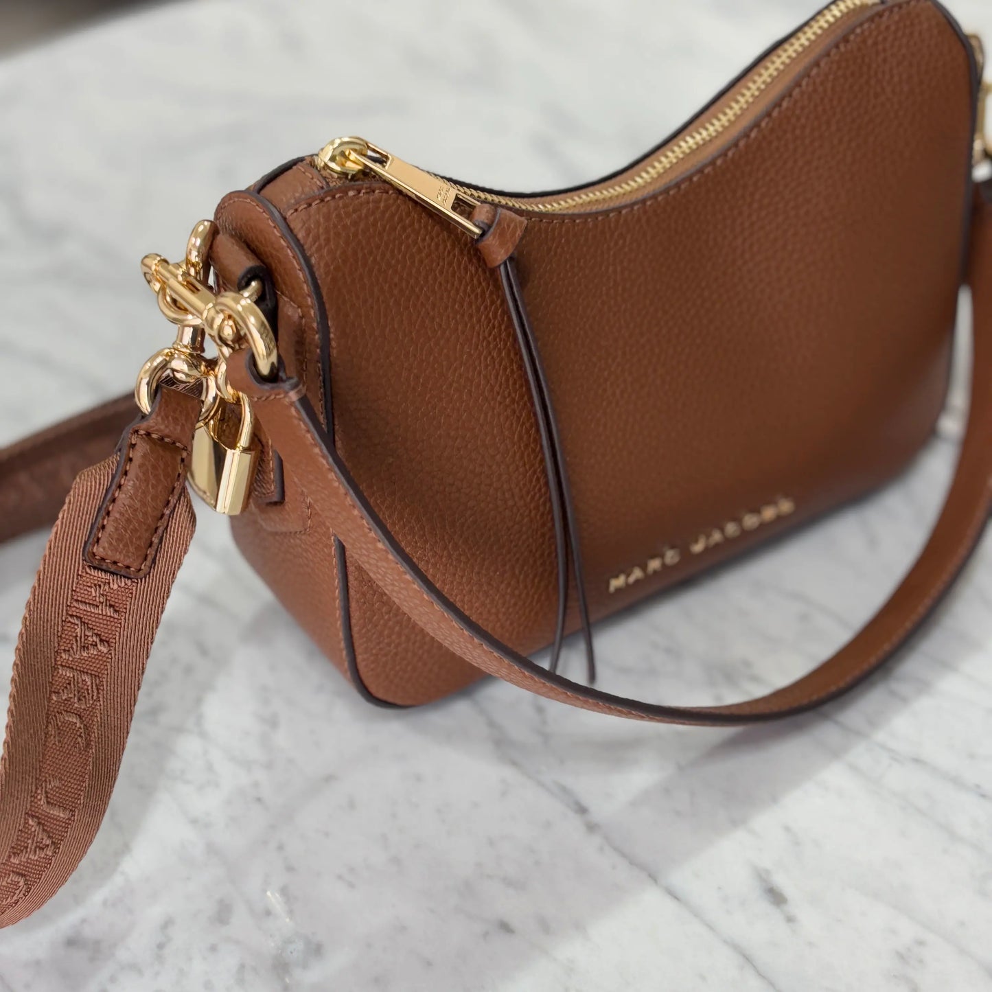 CROSSBODY MARC JACOBS DOBLE ASA LOGO COLOR CAMEL