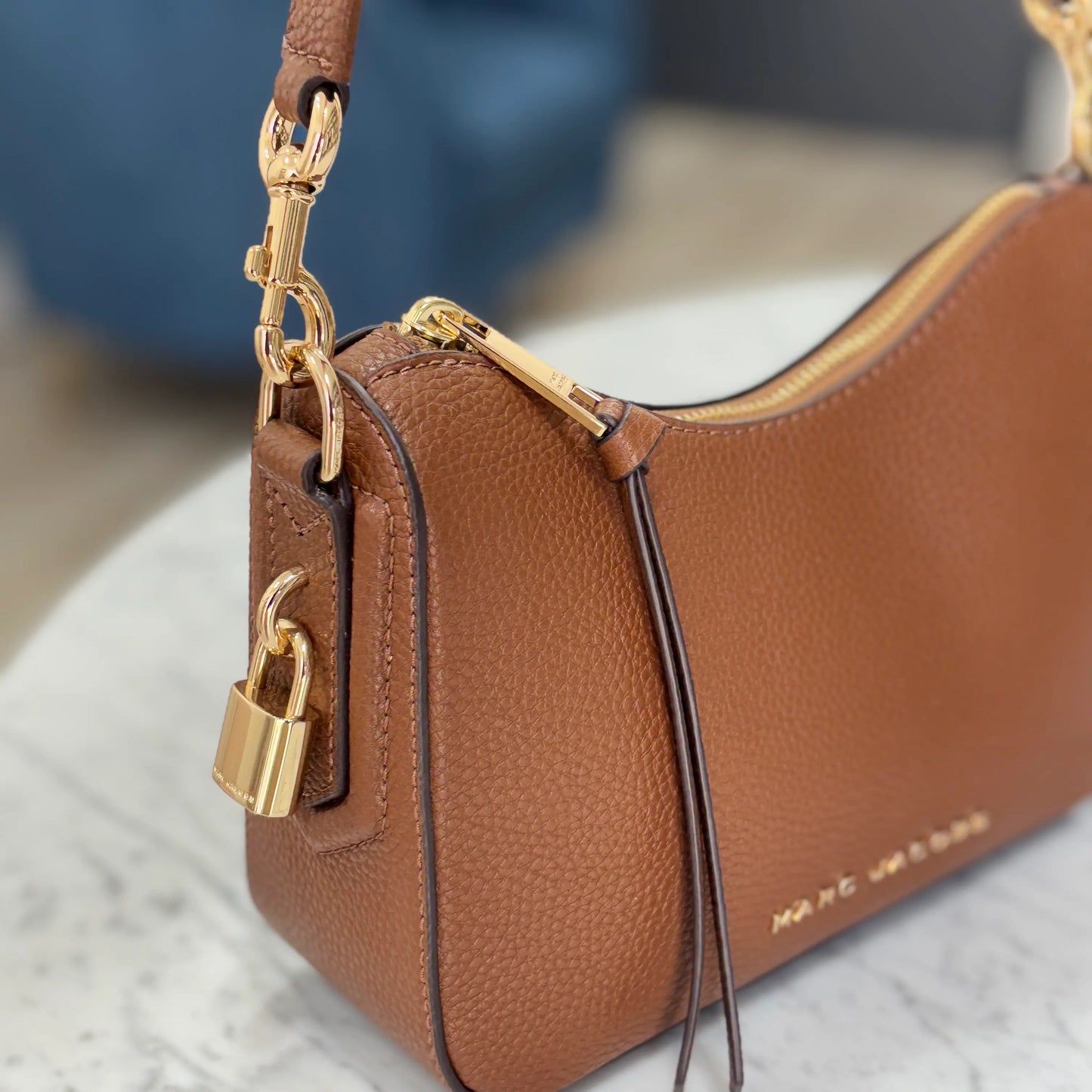 CROSSBODY MARC JACOBS DOBLE ASA LOGO COLOR CAMEL