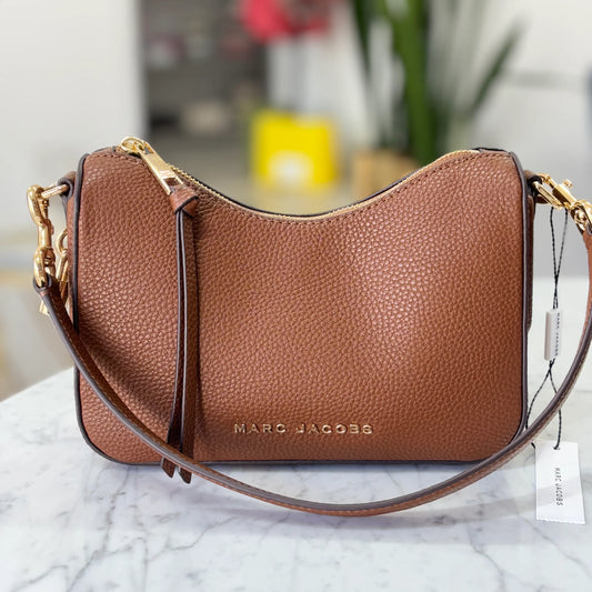 CROSSBODY MARC JACOBS DOBLE ASA LOGO COLOR CAMEL