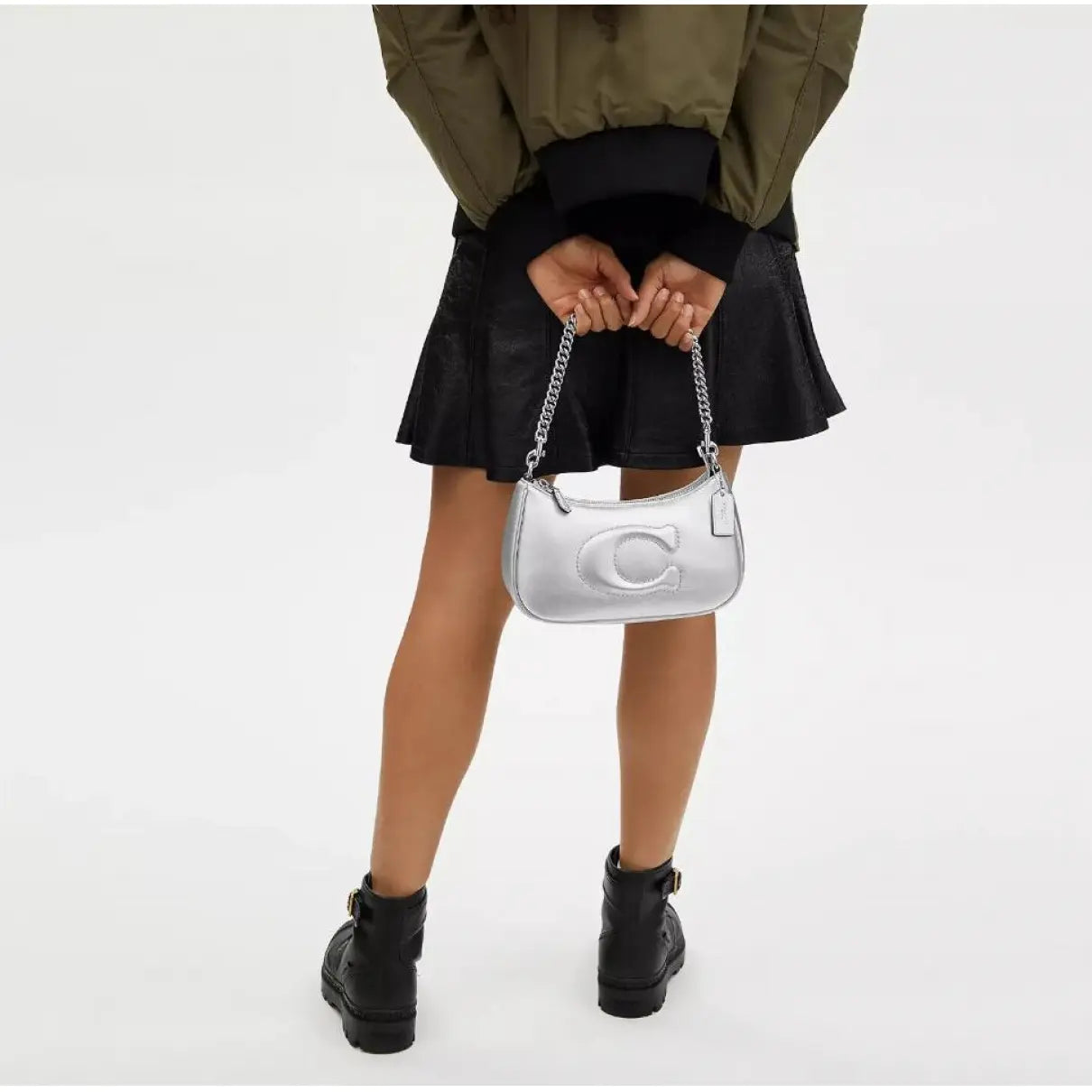 CARTERA COACH CUERO PLATEADO