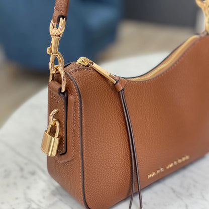CROSSBODY MARC JACOBS DOBLE ASA LOGO COLOR CAMEL